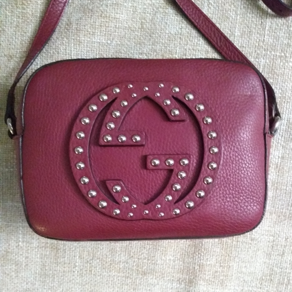 Gucci Studded Soho Disco Crossbody Bag. Dark pink color. GUC.